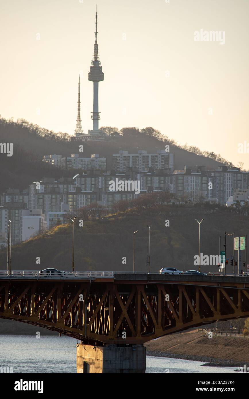 Il fiume Han Hangang e il paesaggio urbano di Seoul, capitale della Corea del Sud, il 27 marzo 2022 Foto Stock