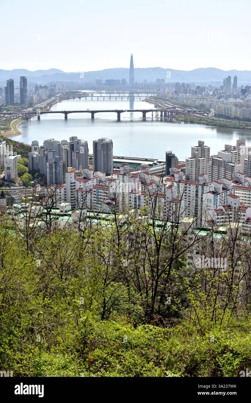 Il fiume Han Hangang e il paesaggio urbano di Seoul, capitale della Corea del Sud, il 15 aprile 2022 Foto Stock