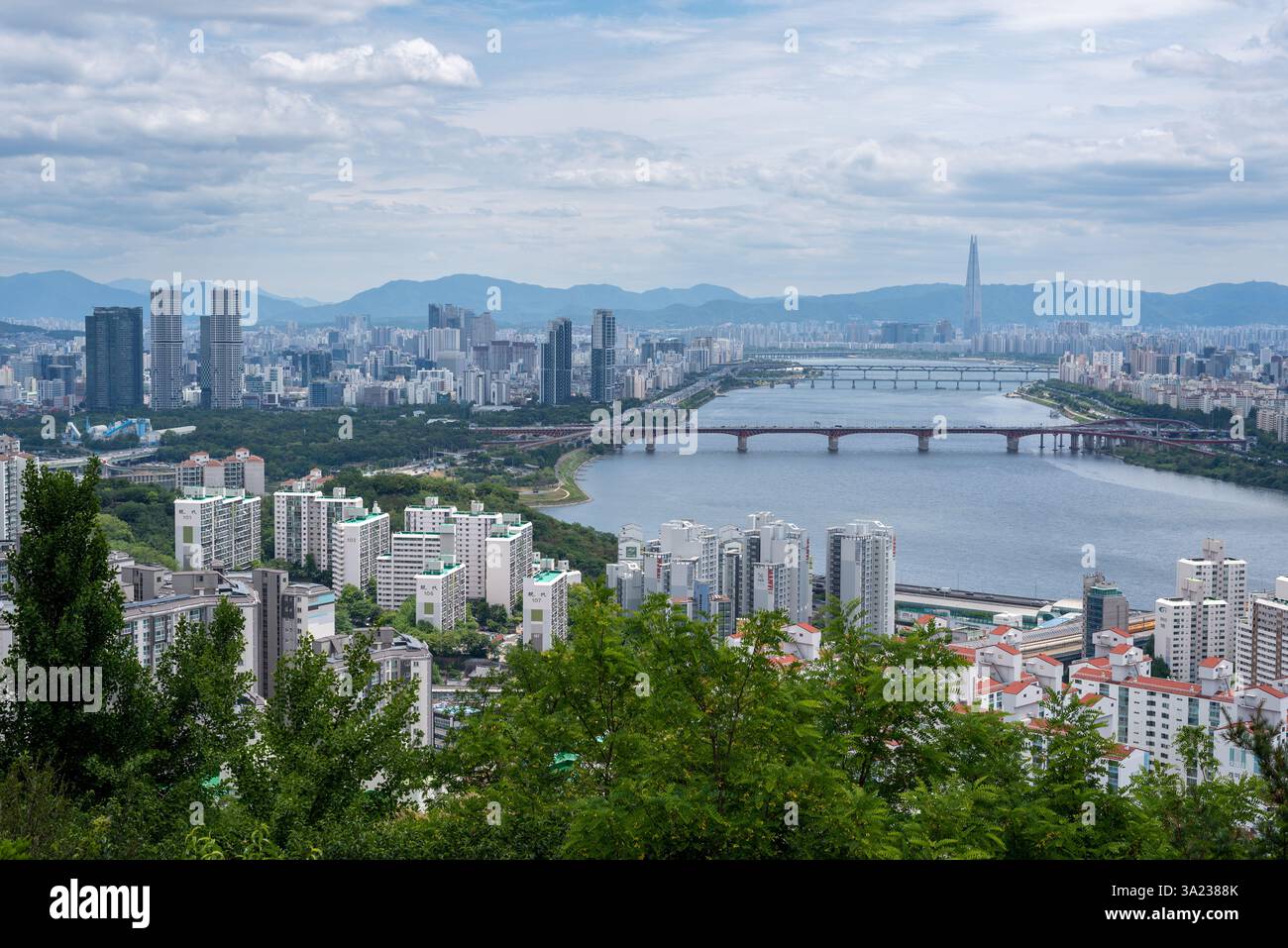 Il fiume Han Hangang e il paesaggio urbano di Seoul, capitale della Corea del Sud, il 14 giugno 2022 Foto Stock