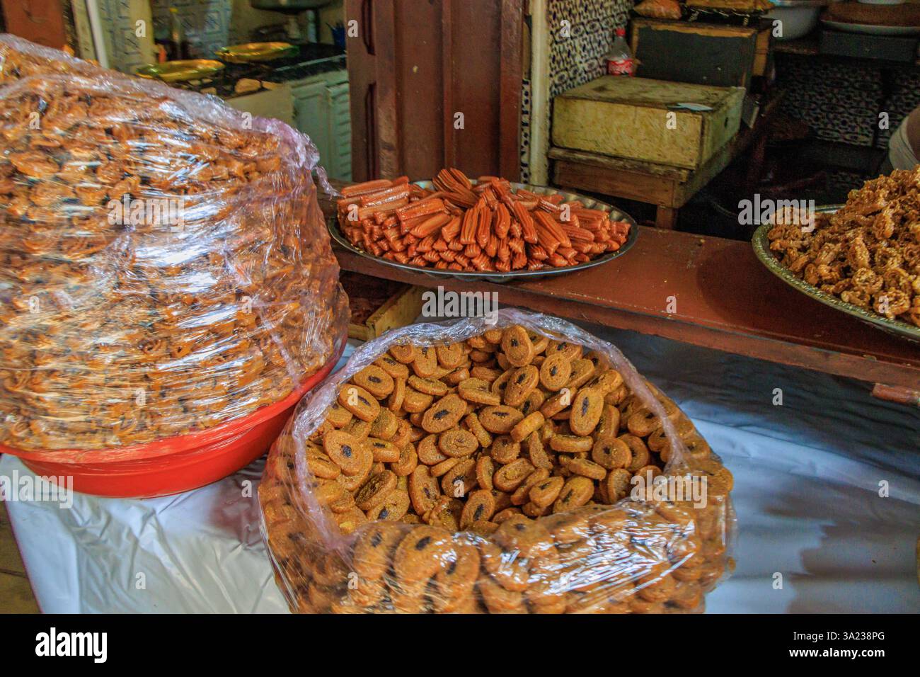 FEZ, MAROCCO. Bazar con vestiti e cibo in vendita a Fez medina aka. città vecchia Foto Stock