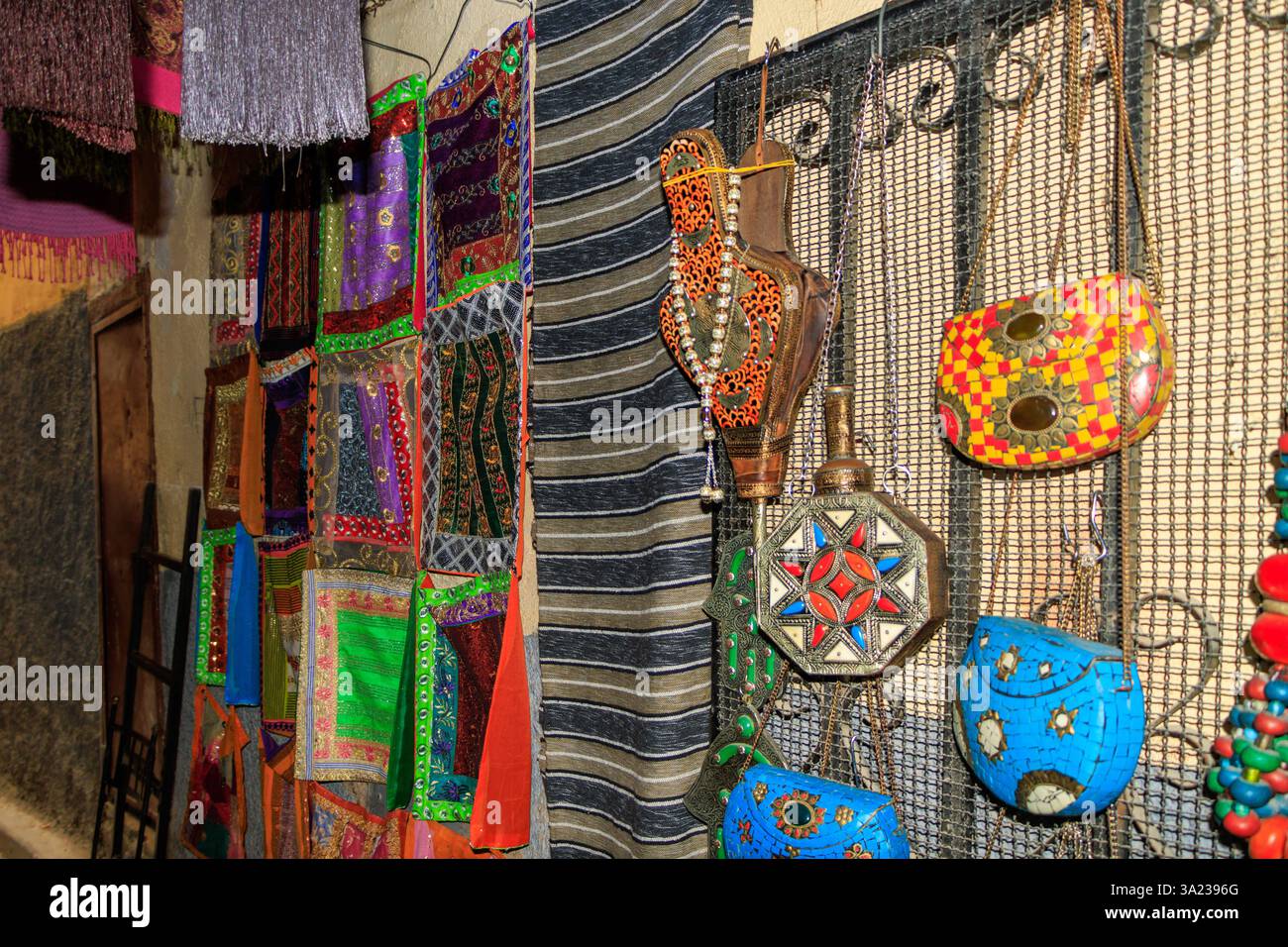 FEZ, MAROCCO. Bazar con vestiti e cibo in vendita a Fez medina aka. città vecchia Foto Stock