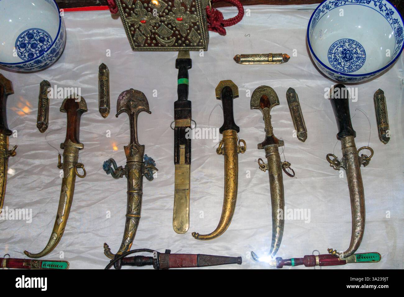 FEZ, MAROCCO. Bazar con vestiti e cibo in vendita a Fez medina aka. città vecchia Foto Stock
