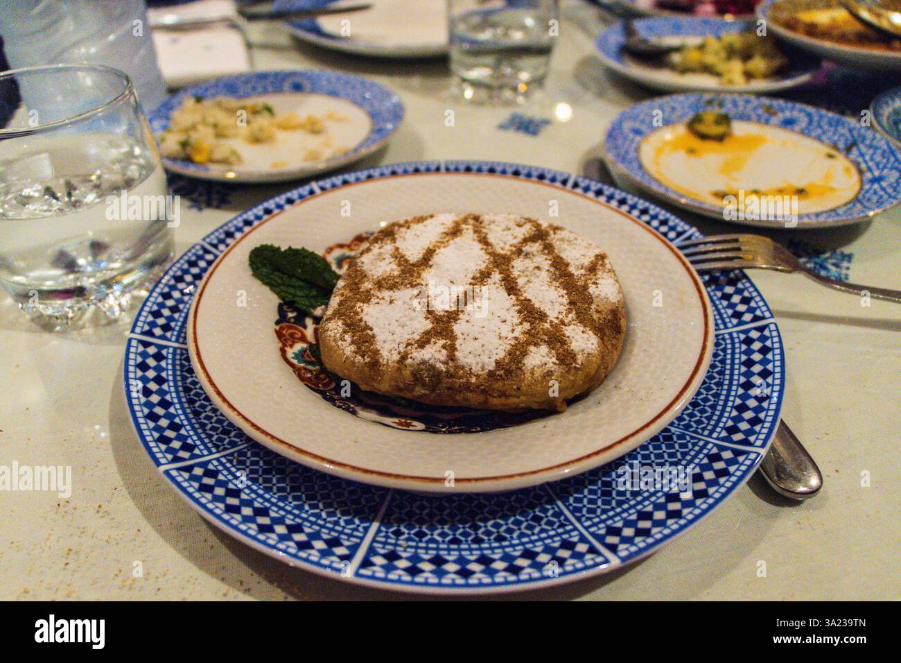 pastilla tradizionale marocchina di pollo o pesce Foto Stock