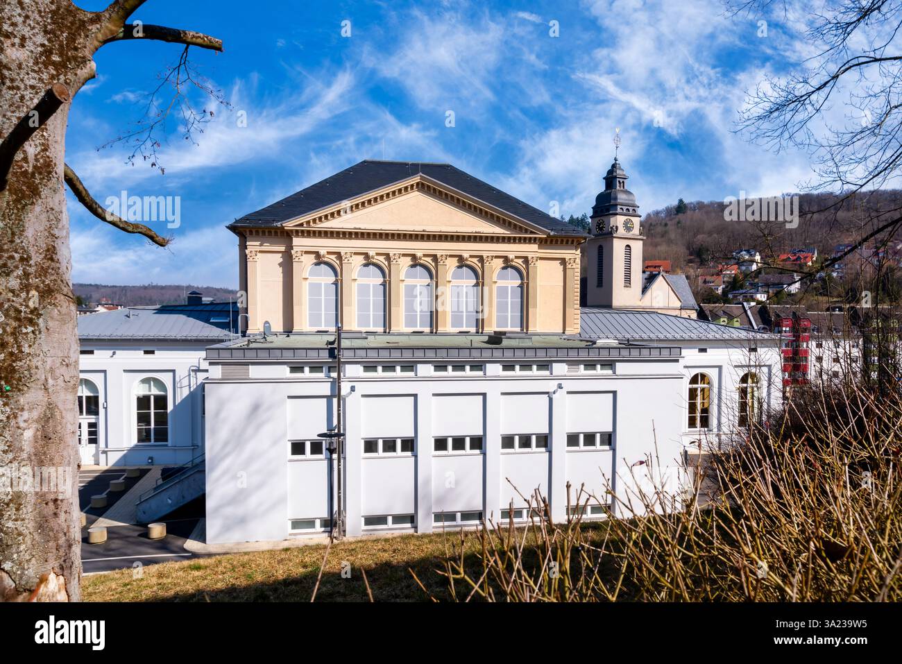 Vista sulla casa termale e sulla torre della chiesa di Santa Elisabetta a Bad Schwalbach, Germania Foto Stock