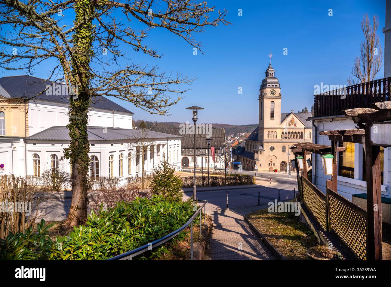 Vista sulla casa termale e sulla chiesa di Santa Elisabetta a Bad Schwalbach, Germania Foto Stock