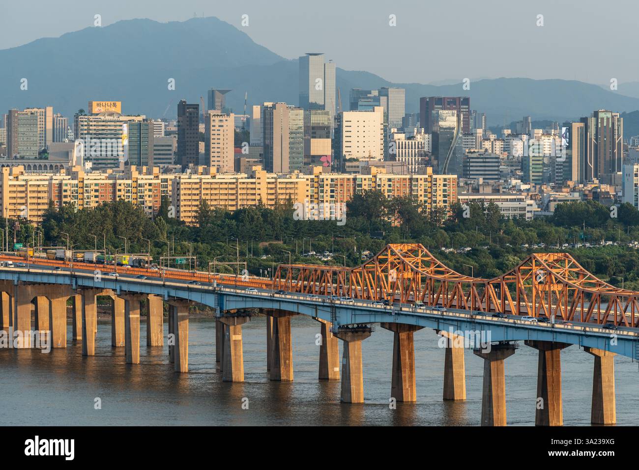 Il fiume Han Hangang e il paesaggio urbano di Seoul, capitale della Corea del Sud, il 20 agosto 2022 Foto Stock