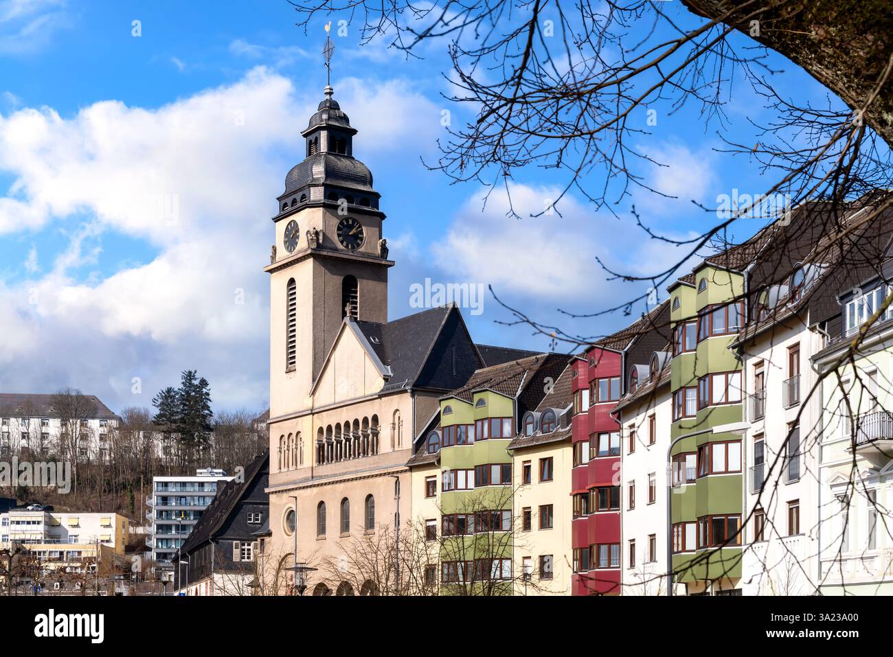 Paesaggio urbano con chiesa di Santa Elisabetta ed edifici colorati a Bad Schwalbach, Taunus, Germania Foto Stock