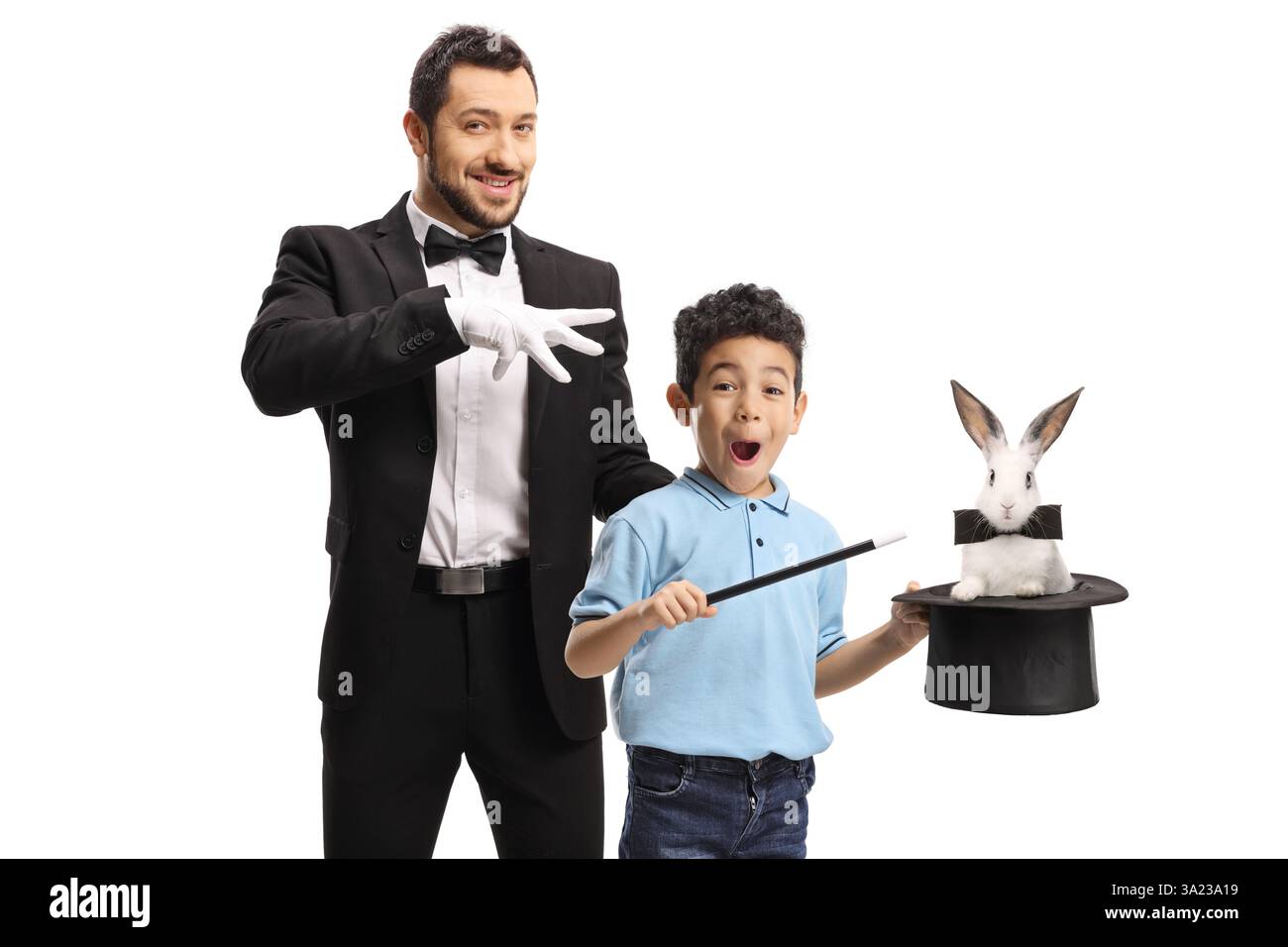 Il mago e un ragazzo che eseguono un trucco con un cappello e un coniglio isolati su sfondo bianco Foto Stock