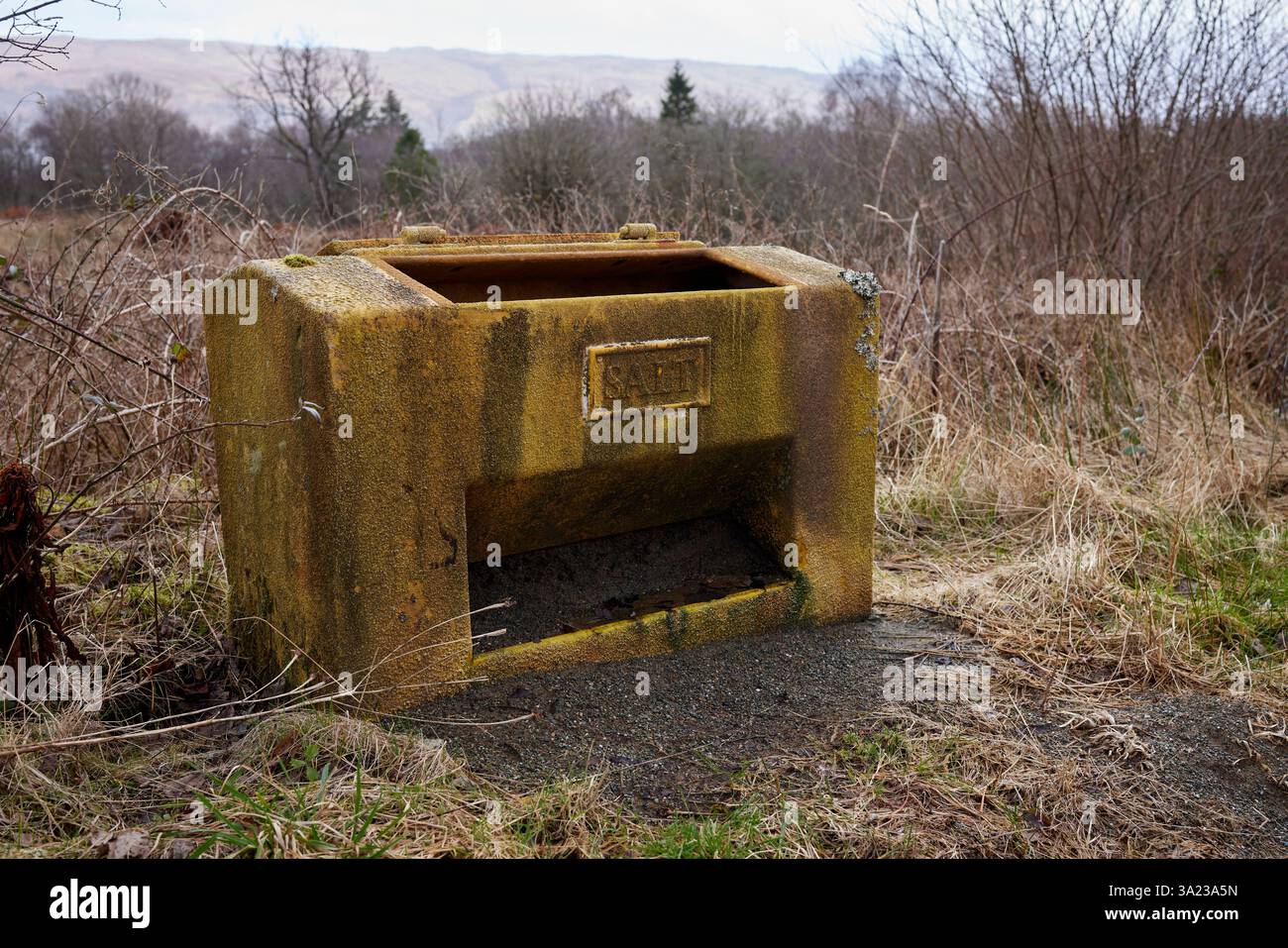 Serbatoio di sale non ordinato a bordo strada a Birdfield, Inveraray, Argyll Foto Stock