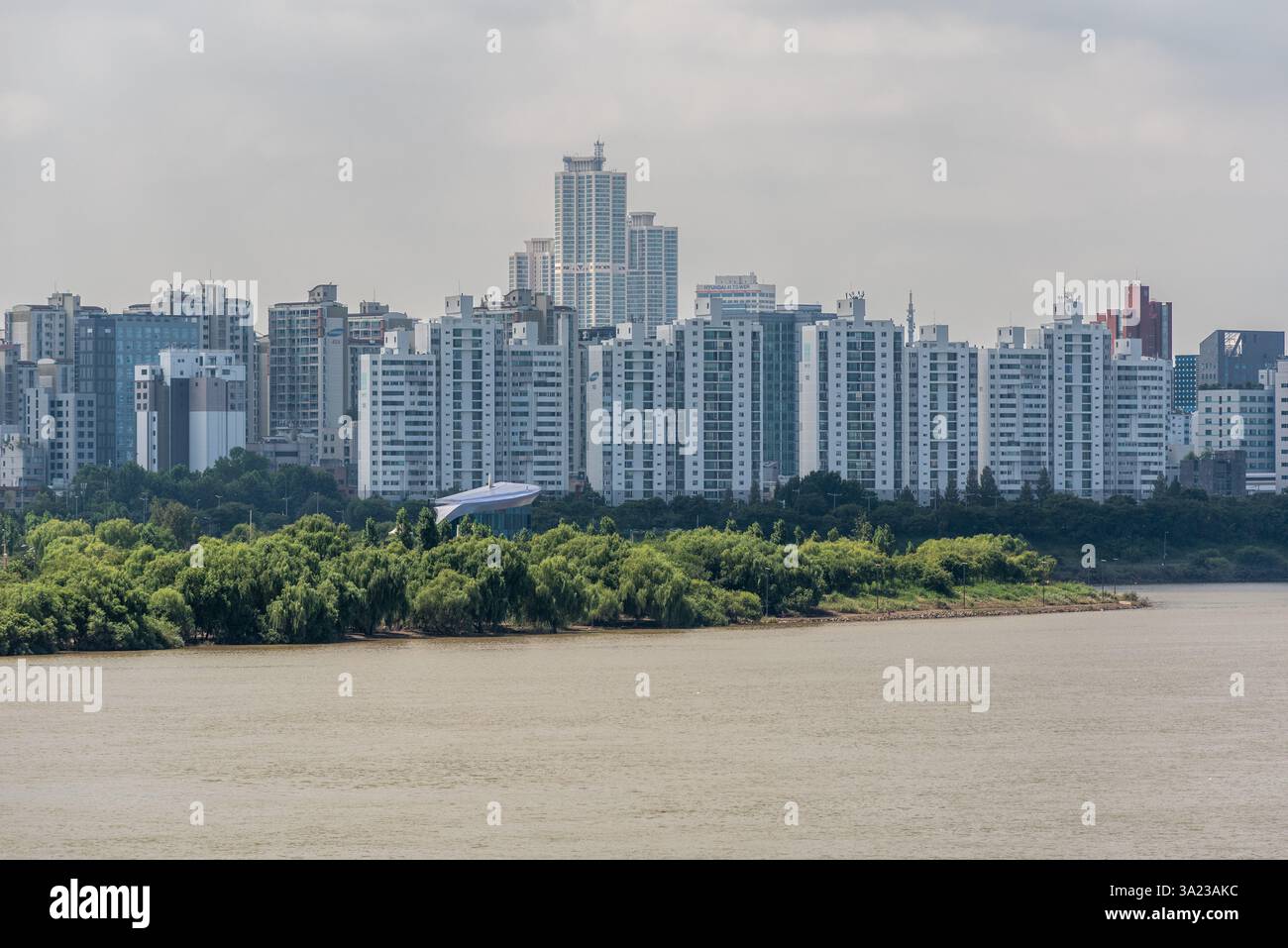Il fiume Han Hangang e il paesaggio urbano di Seoul, capitale della Corea del Sud, il 20 agosto 2022 Foto Stock