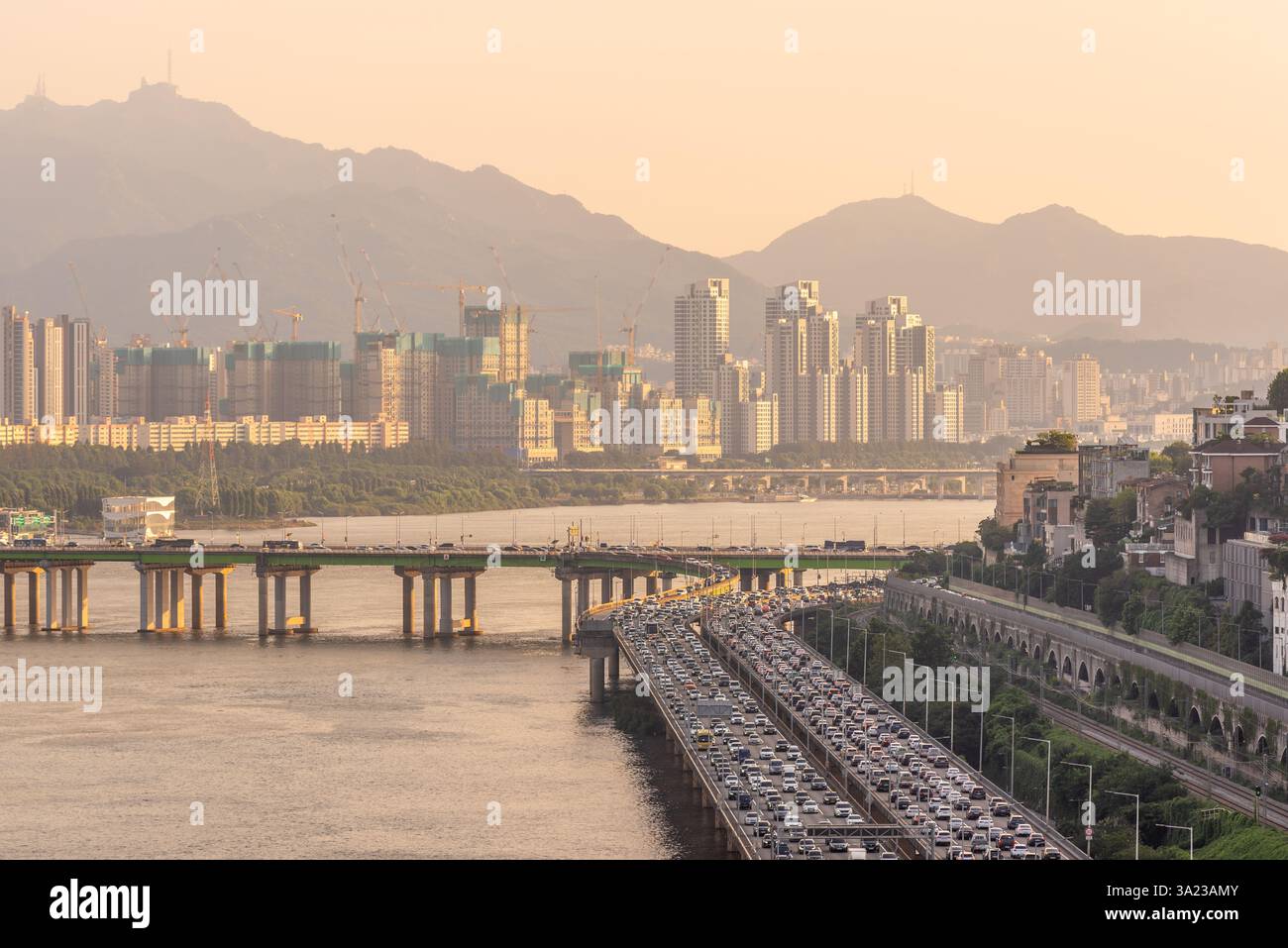 Il fiume Han Hangang e il paesaggio urbano di Seoul, capitale della Corea del Sud, il 20 agosto 2022 Foto Stock