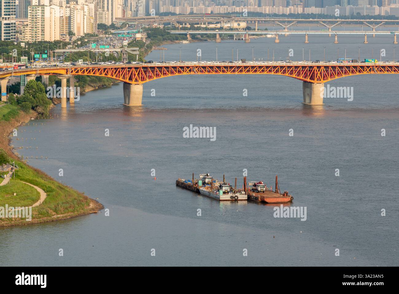 Il fiume Han Hangang e il paesaggio urbano di Seoul, capitale della Corea del Sud, il 20 agosto 2022 Foto Stock