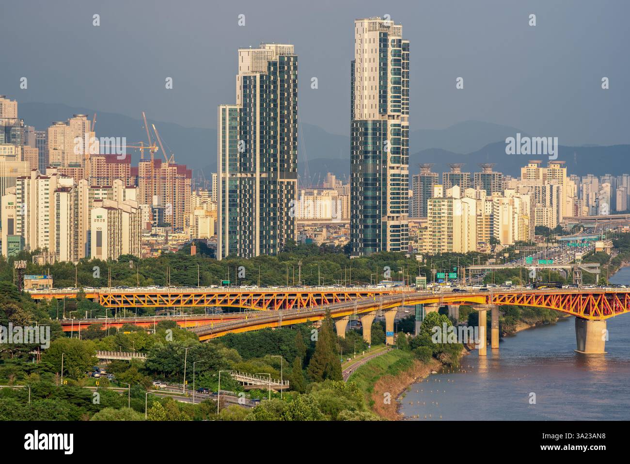 Il fiume Han Hangang e il paesaggio urbano di Seoul, capitale della Corea del Sud, il 20 agosto 2022 Foto Stock