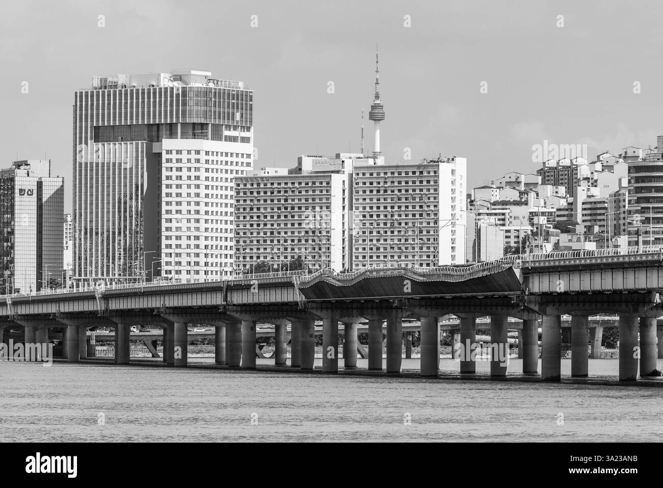Il fiume Han Hangang e il paesaggio urbano di Seoul, capitale della Corea del Sud, il 20 agosto 2022 Foto Stock