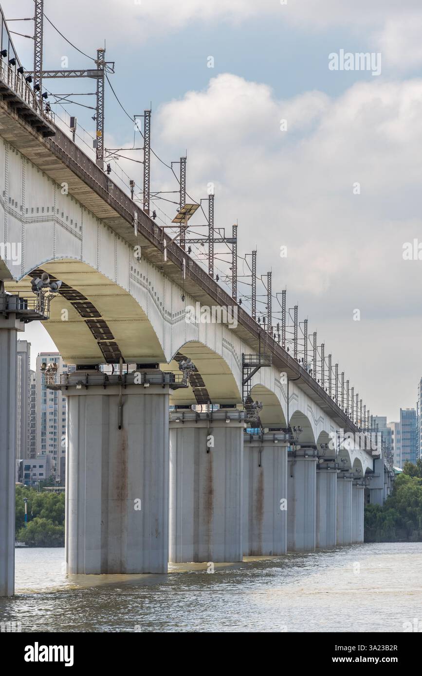 Il fiume Han Hangang e il paesaggio urbano di Seoul, capitale della Corea del Sud, il 20 agosto 2022 Foto Stock
