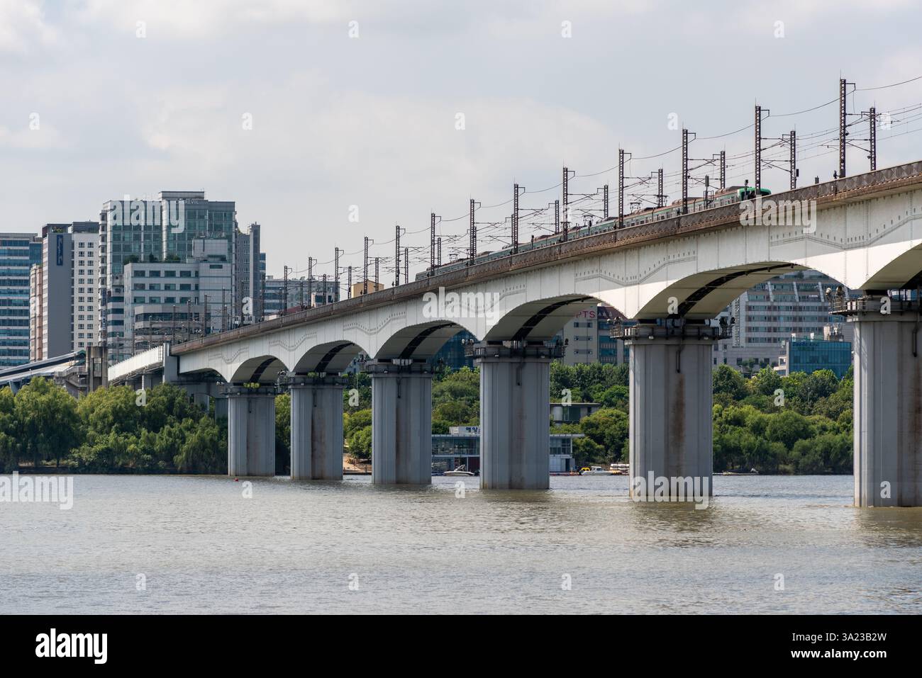 Il fiume Han Hangang e il paesaggio urbano di Seoul, capitale della Corea del Sud, il 20 agosto 2022 Foto Stock