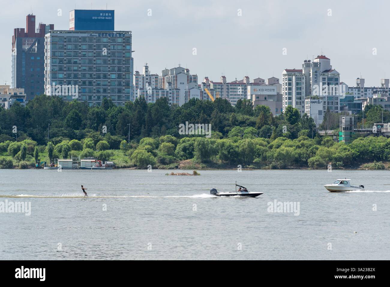 Il fiume Han Hangang e il paesaggio urbano di Seoul, capitale della Corea del Sud, il 20 agosto 2022 Foto Stock