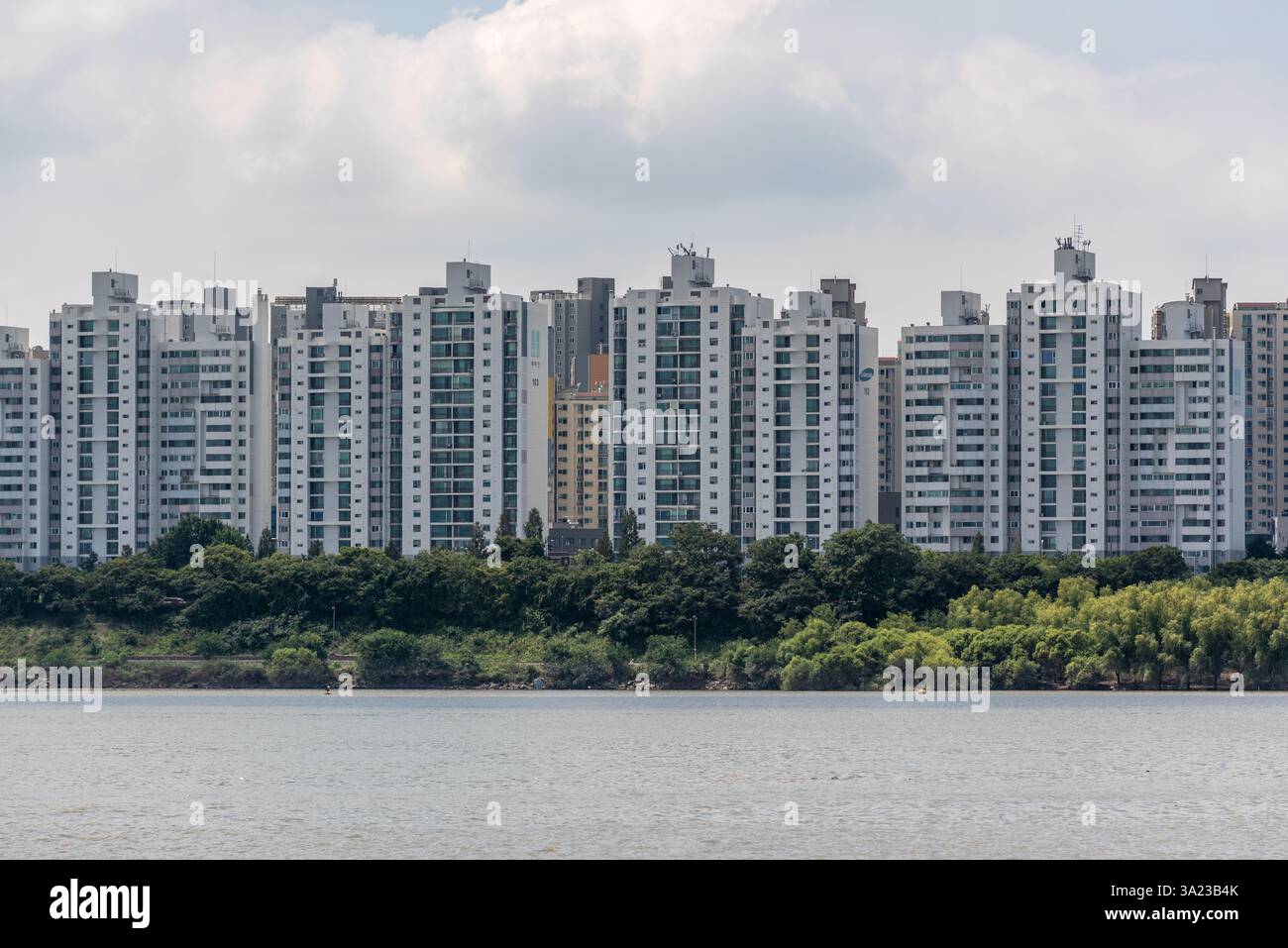 Il fiume Han Hangang e il paesaggio urbano di Seoul, capitale della Corea del Sud, il 20 agosto 2022 Foto Stock