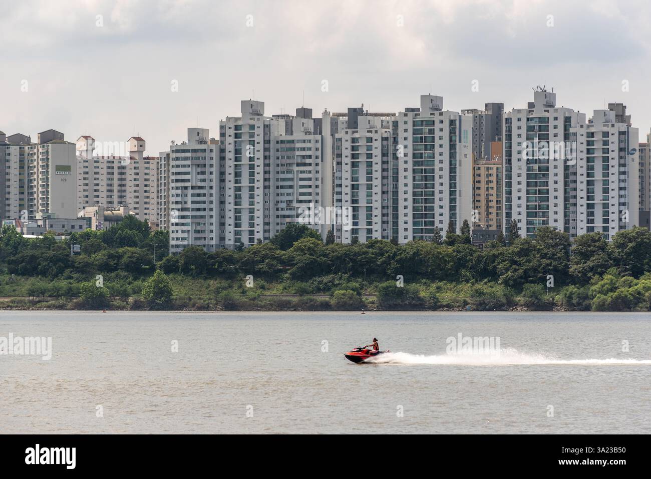 Il fiume Han Hangang e il paesaggio urbano di Seoul, capitale della Corea del Sud, il 20 agosto 2022 Foto Stock