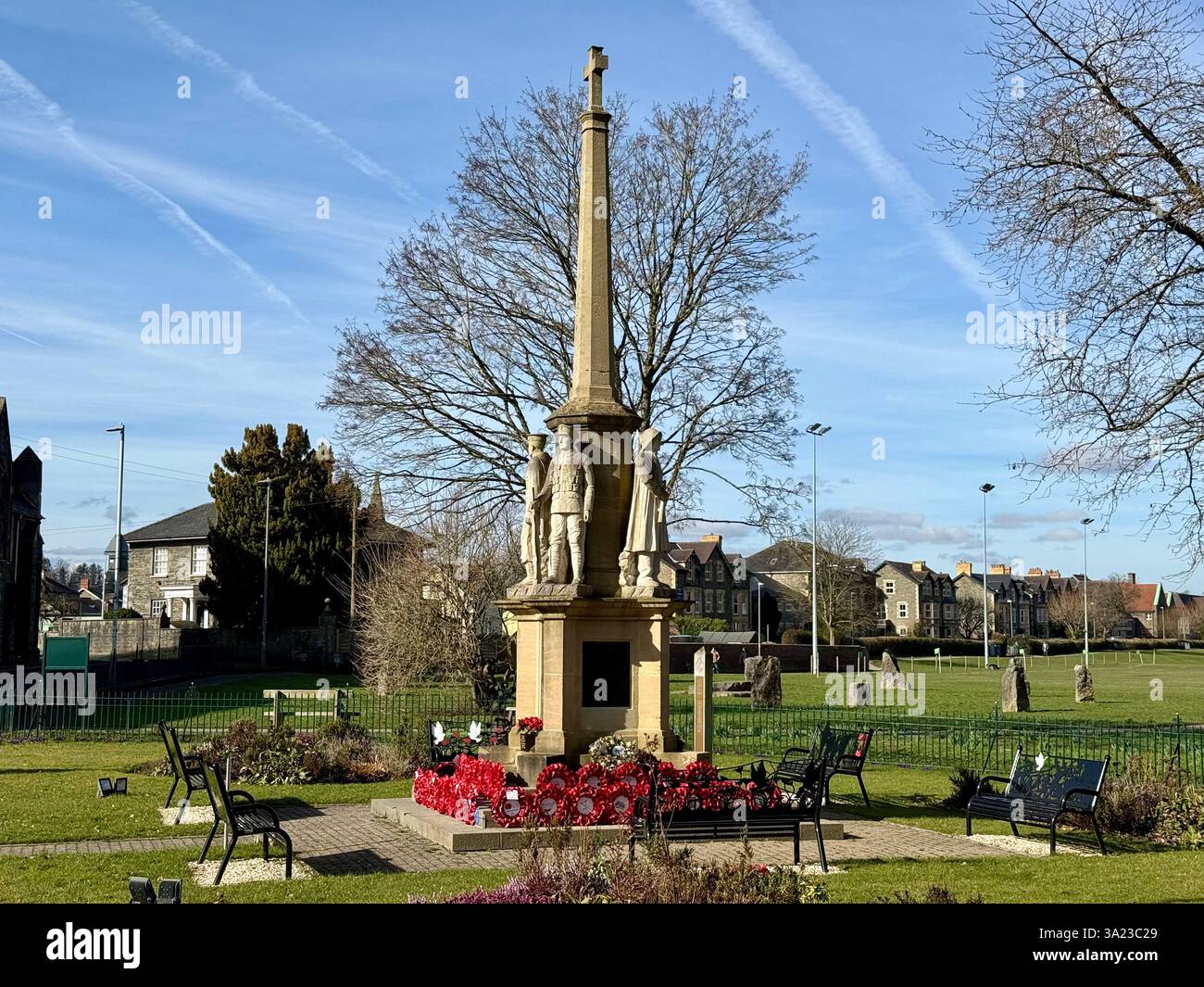 War Memorial and Poppies, Builth Wells, Powys, Galles - Immagine stock catturata con smartphone