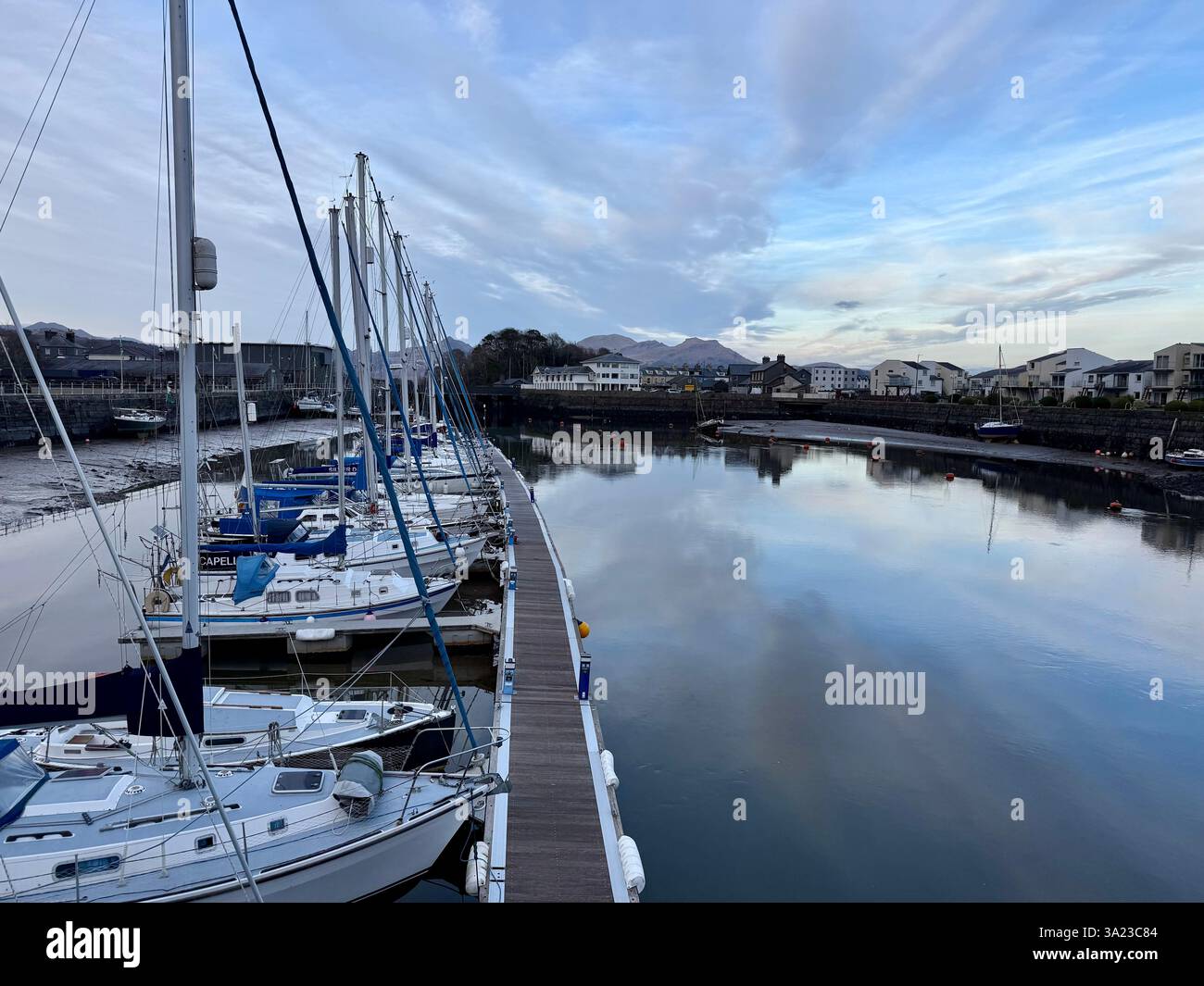 Barche a vela nel porto di Porthmadog al tramonto - Immagine stock catturata con smartphone