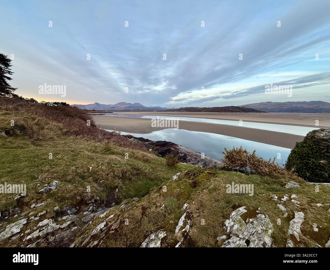Afon Glaslyn con Snowdonia sullo sfondo, Porthmadog, Gwynedd, Galles - Immagine stock catturata con smartphone