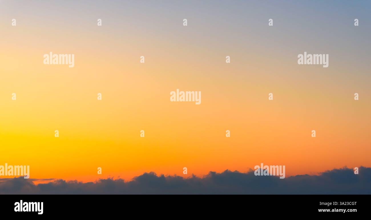 Cielo di colore arancione Foto Stock