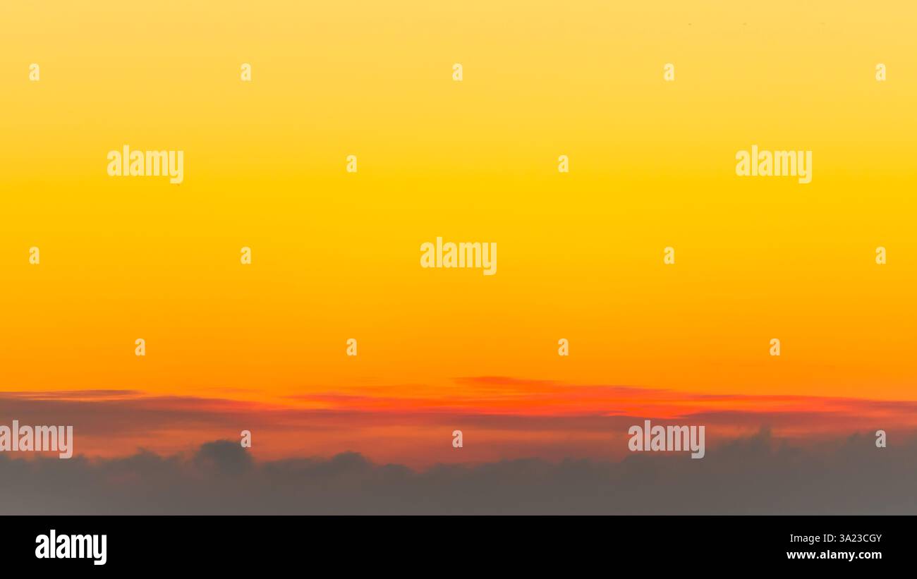 Cielo di colore arancione Foto Stock