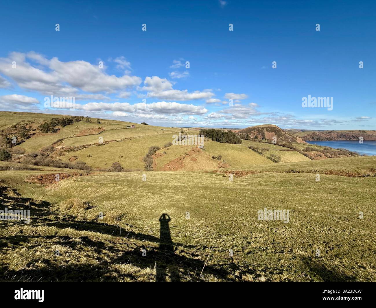 Paesaggio montano con vista sul lago artificiale, lago artificiale Clywedog, Powys, Galles - Immagine stock catturata con smartphone