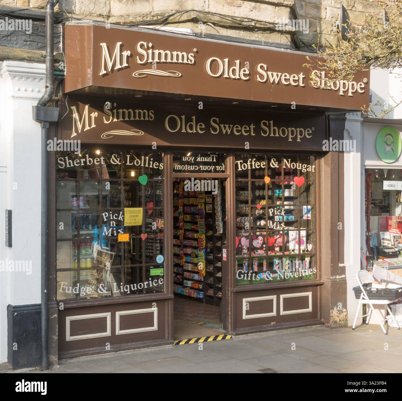 Commerciante indipendente, negozio di dolciumi tradizionale, Sig. Simms' Olde Sweet Shoppe nel centro di Buxton, Derbyshire, Inghilterra, Regno Unito Foto Stock