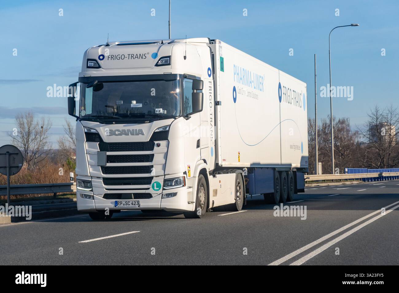 OSTRAVA, CZECHIA - 28 DICEMBRE 2023: Semi-camion Scania R bianco con rimorchio della società di trasporto frigo Trans Foto Stock