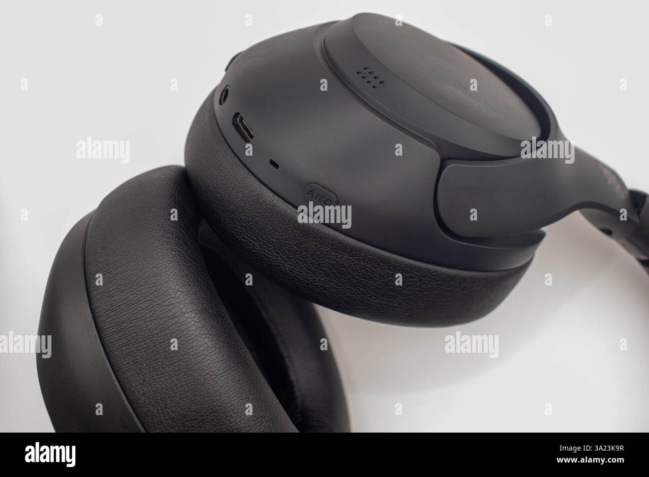 Cuffie moderne con tecnologia di cancellazione del rumore ANC. Foto Stock