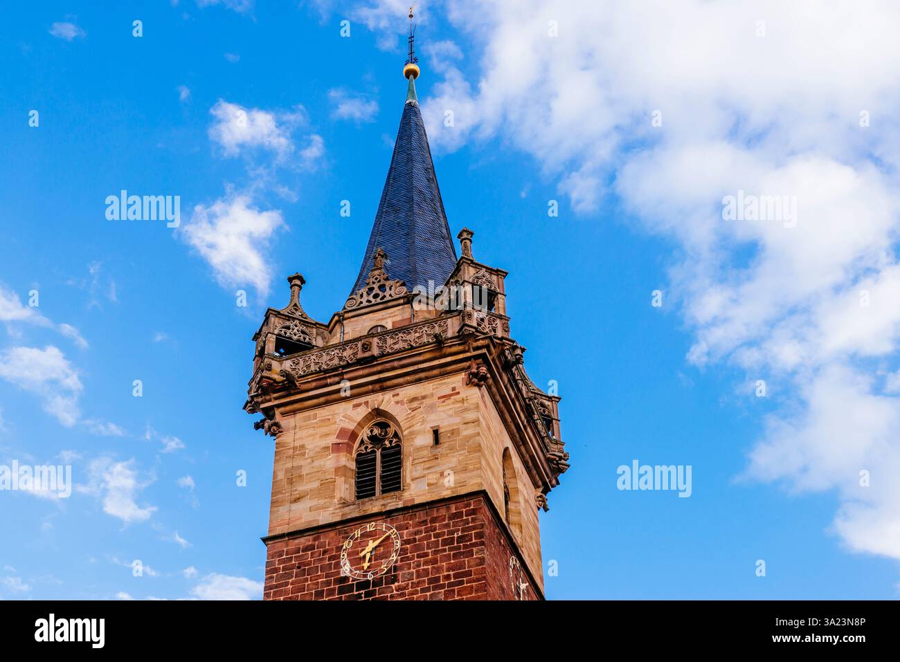 Dettagli. Il Kappelturm è la torre gotica della cappella del mercato. Obernai, Bas-Rhin, Grand Est, Francia, Europa Foto Stock