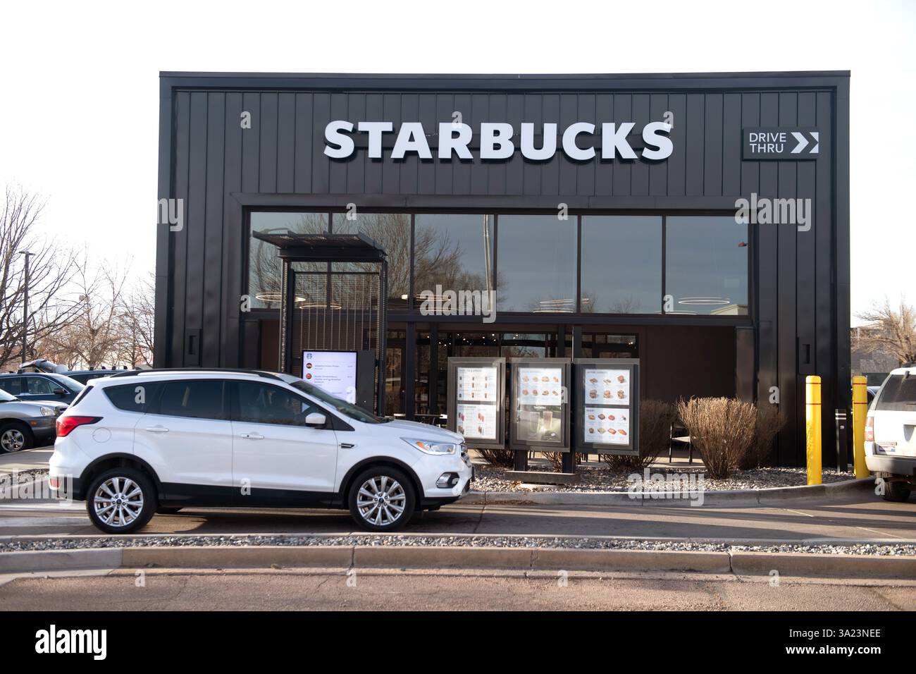 Le auto si allineano nella corsia Starbucks Drive Thru presso uno Starbucks a Colorado Springs, Colorado. La mattina presto in una giornata di lavoro. Foto Stock