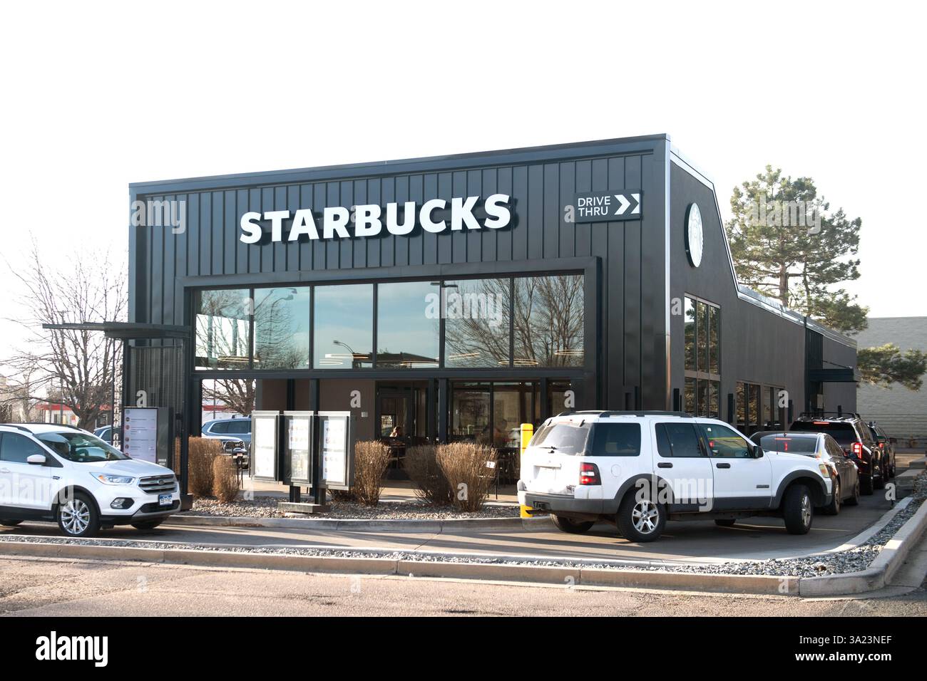 Le auto si allineano nella corsia Starbucks Drive Thru presso uno Starbucks a Colorado Springs, Colorado. La mattina presto in una giornata di lavoro. Foto Stock