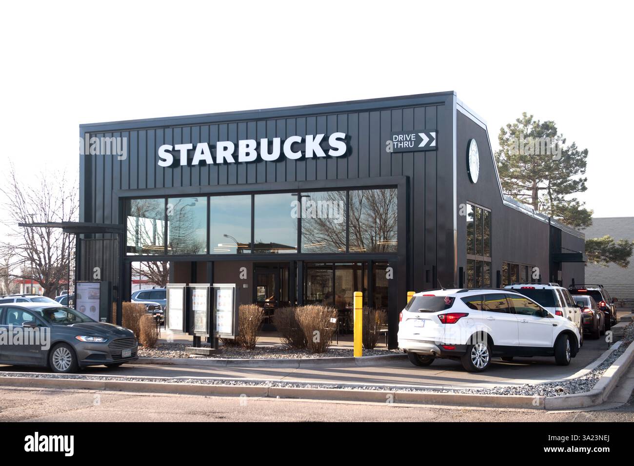 Le auto si allineano nella corsia Starbucks Drive Thru presso uno Starbucks a Colorado Springs, Colorado. La mattina presto in una giornata di lavoro. Foto Stock