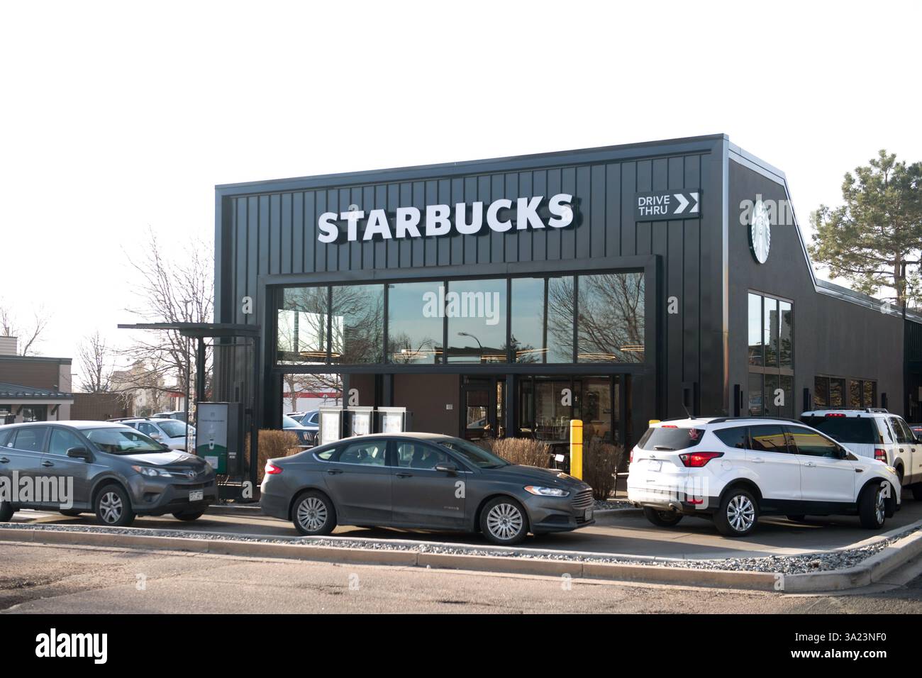 Le auto si allineano nella corsia Starbucks Drive Thru presso uno Starbucks a Colorado Springs, Colorado. La mattina presto in una giornata di lavoro. Foto Stock