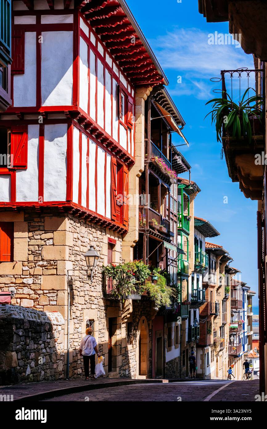 Tipica strada del villaggio. Case con balconi colorati. Architettura basca tradizionale. Hondarribia, Gipuzkoa, Paesi Baschi, Spagna, Europa Foto Stock