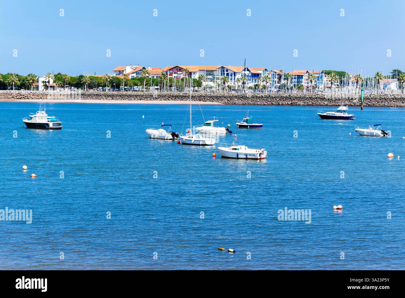 Estuario del fiume Bidasoa, con la città francese di Hendaye sullo sfondo. Hondarribia, Gipuzkoa, Paesi Baschi, Spagna, Europa Foto Stock