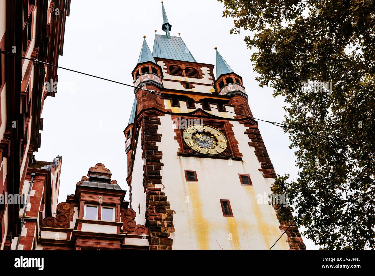 Il Martinstor, la porta di Martin, un'ex fortificazione cittadina, è la più antica delle due porte di Friburgo in Breisgau, che sono state conservate fin dai medi Foto Stock