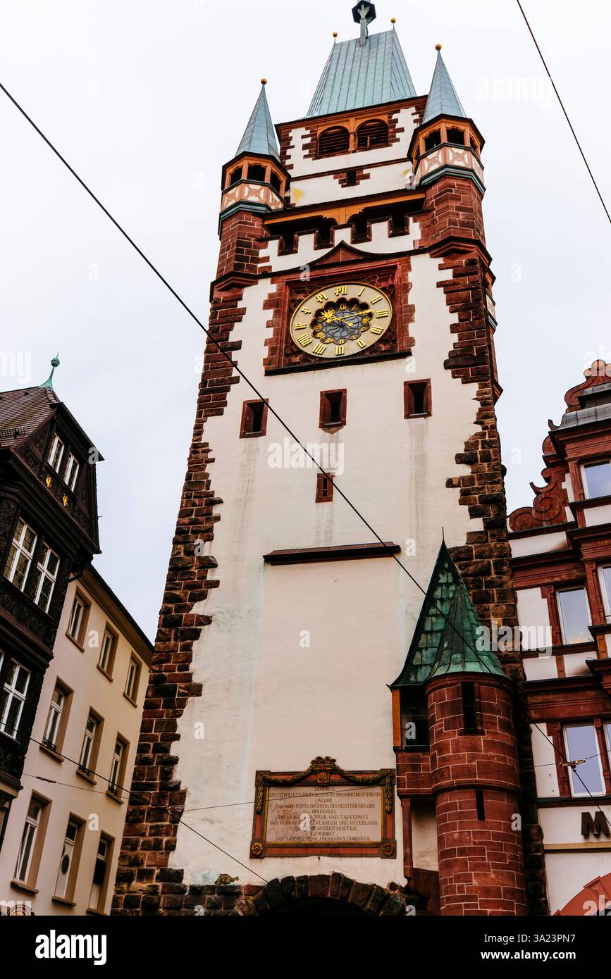 Il Martinstor, la porta di Martin, un'ex fortificazione cittadina, è la più antica delle due porte di Friburgo in Breisgau, che sono state conservate fin dai medi Foto Stock