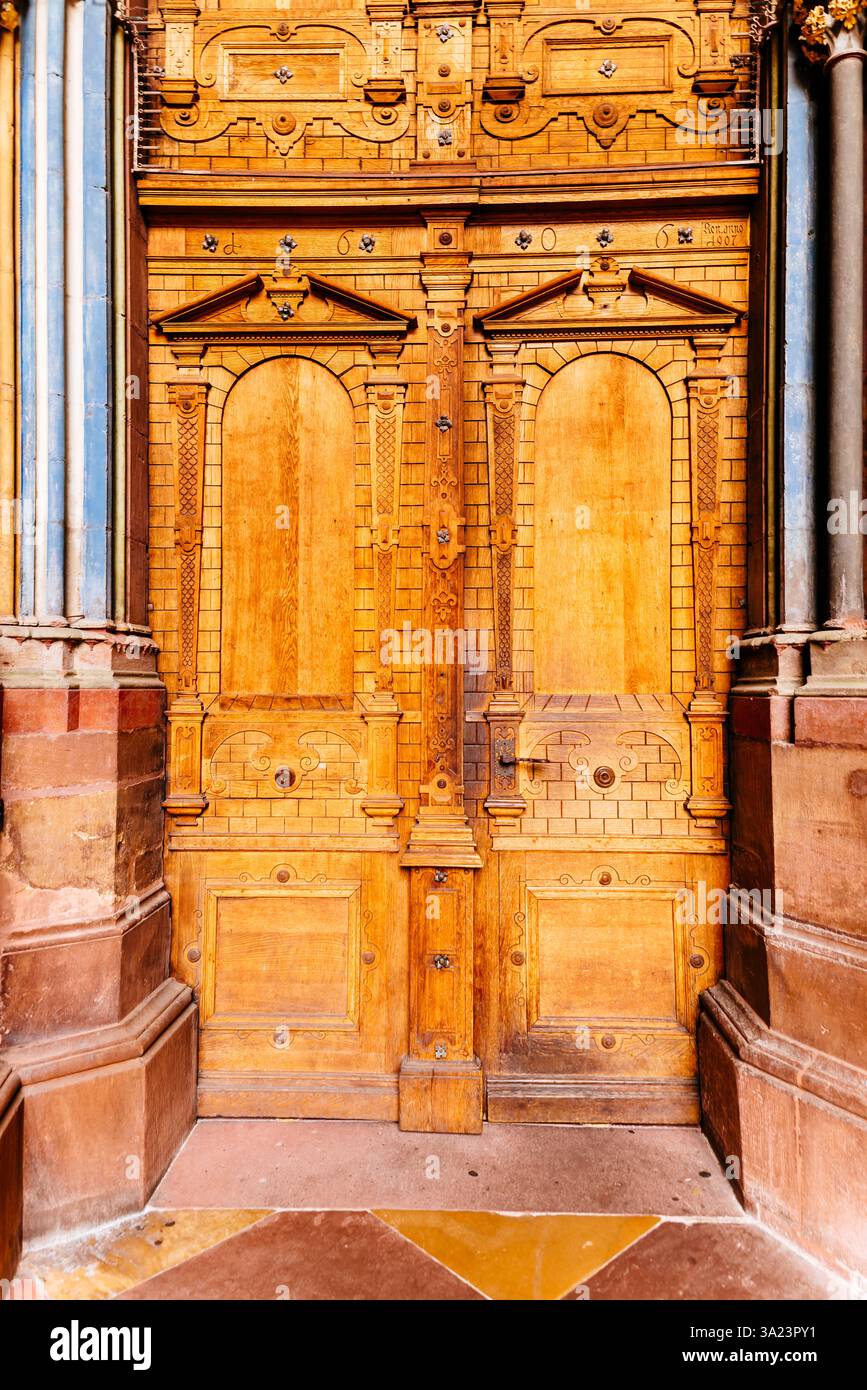 Porta in legno nella sala d'ingresso. Freiburg Minster è la cattedrale di Friburgo in Brisgovia, Friburgo, Baden-Württemberg, Germania, Europa Foto Stock