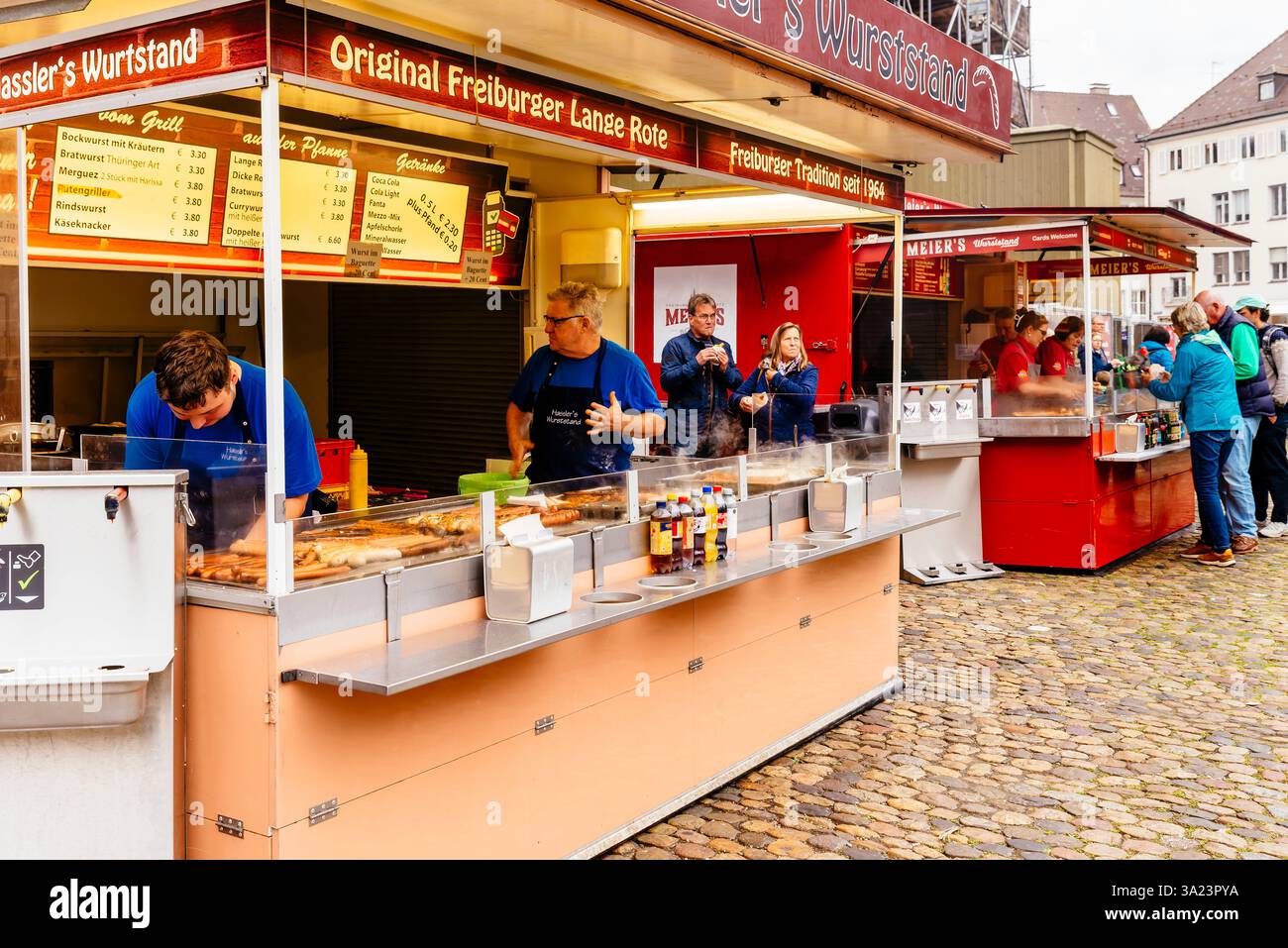 Bancarelle di fast food nel mercato all'aperto di Minster Square. Friburgo in Brisgovia, Friburgo, Baden-Württemberg, Germania, Europa Foto Stock