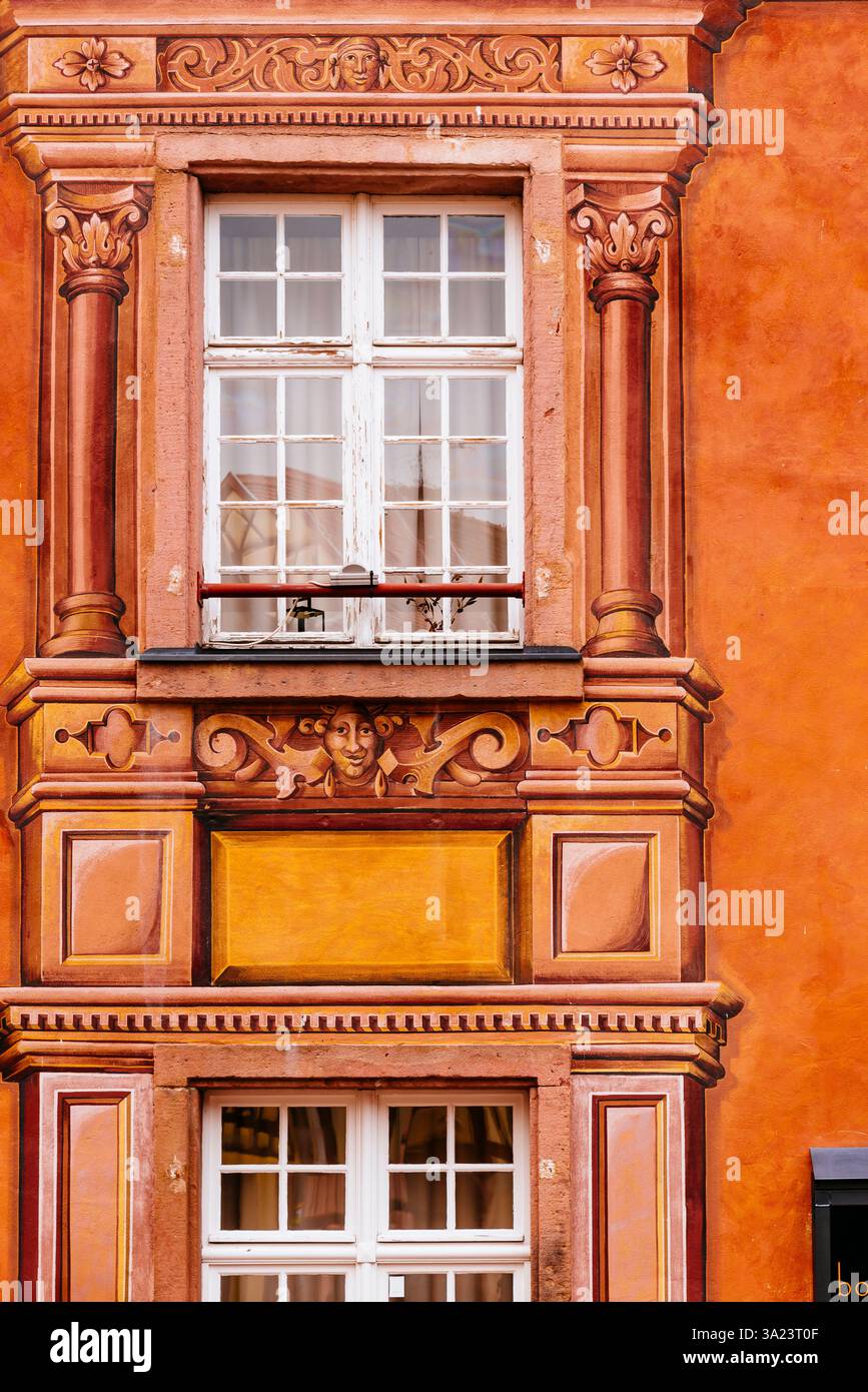 Facciata della casa trompe l'oeil nel centro storico. Colmar, Colmar-Ribeauvillé, Haut-Rhin, Francia, Europa Foto Stock