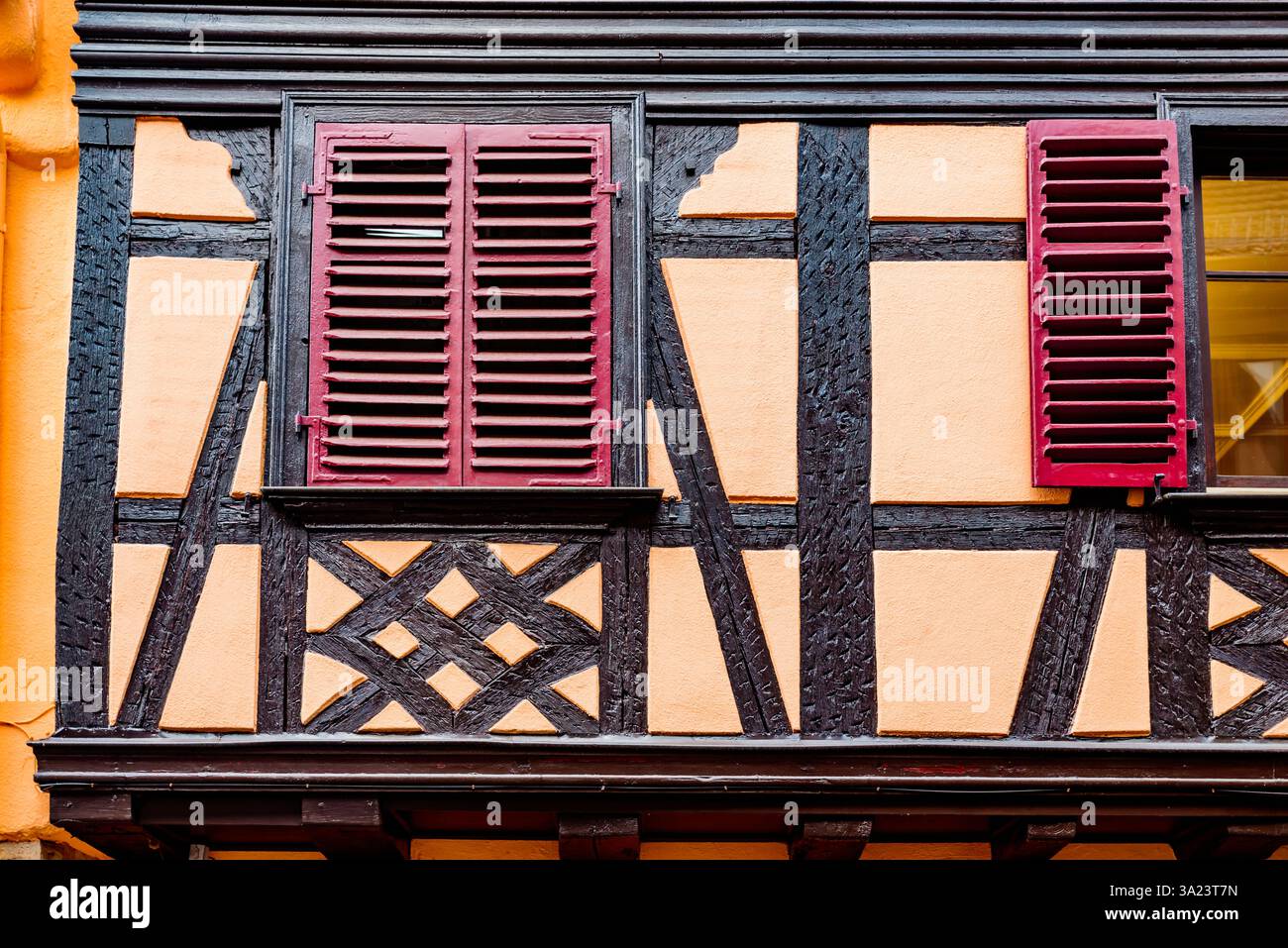 Persiane rosse. Facciata di una tradizionale casa alsaziana. Obernai, Bas-Rhin, Grand Est, Francia, Europa Foto Stock
