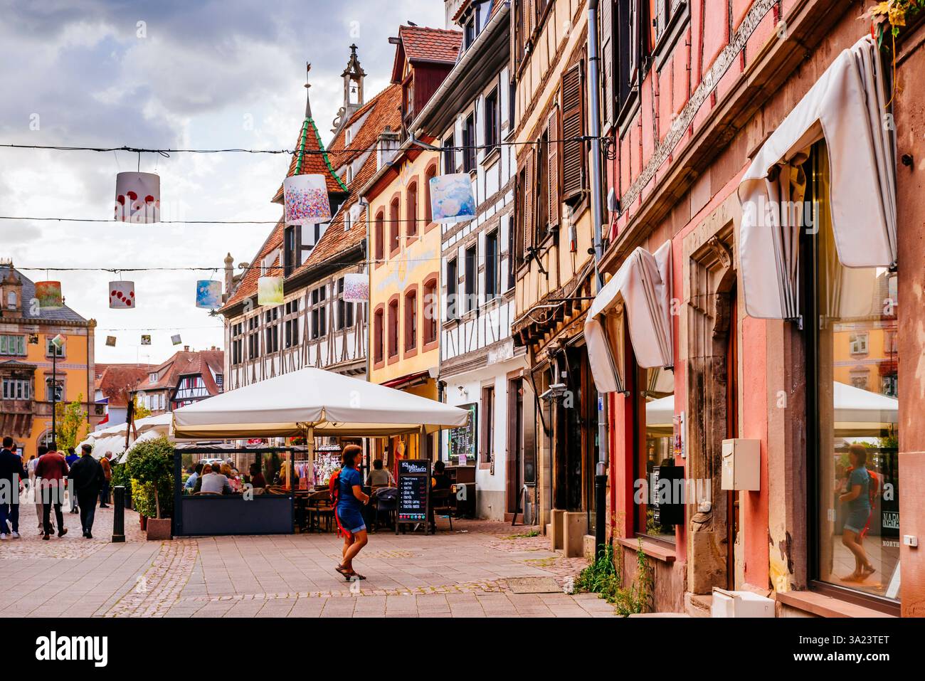 Case a graticcio e terrazze ristorante nel centro del villaggio. Obernai, Bas-Rhin, Grand Est, Francia, Europa Foto Stock
