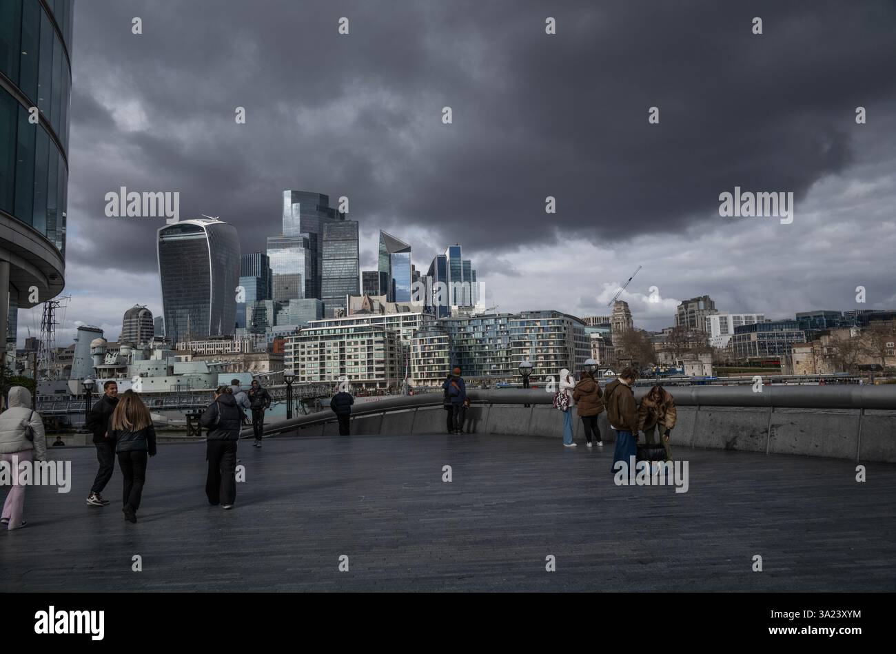 Nuvole scure si trovano sopra il centro finanziario della City of London, Inghilterra, Regno Unito Foto Stock