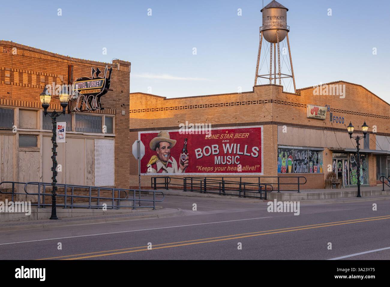 Turchia, Texas, Stati Uniti. 2 dicembre 2024. 2 dicembre 2024. Murale della birra Lone Star e torre dell'acqua in Turchia, Texas. Foto Stock