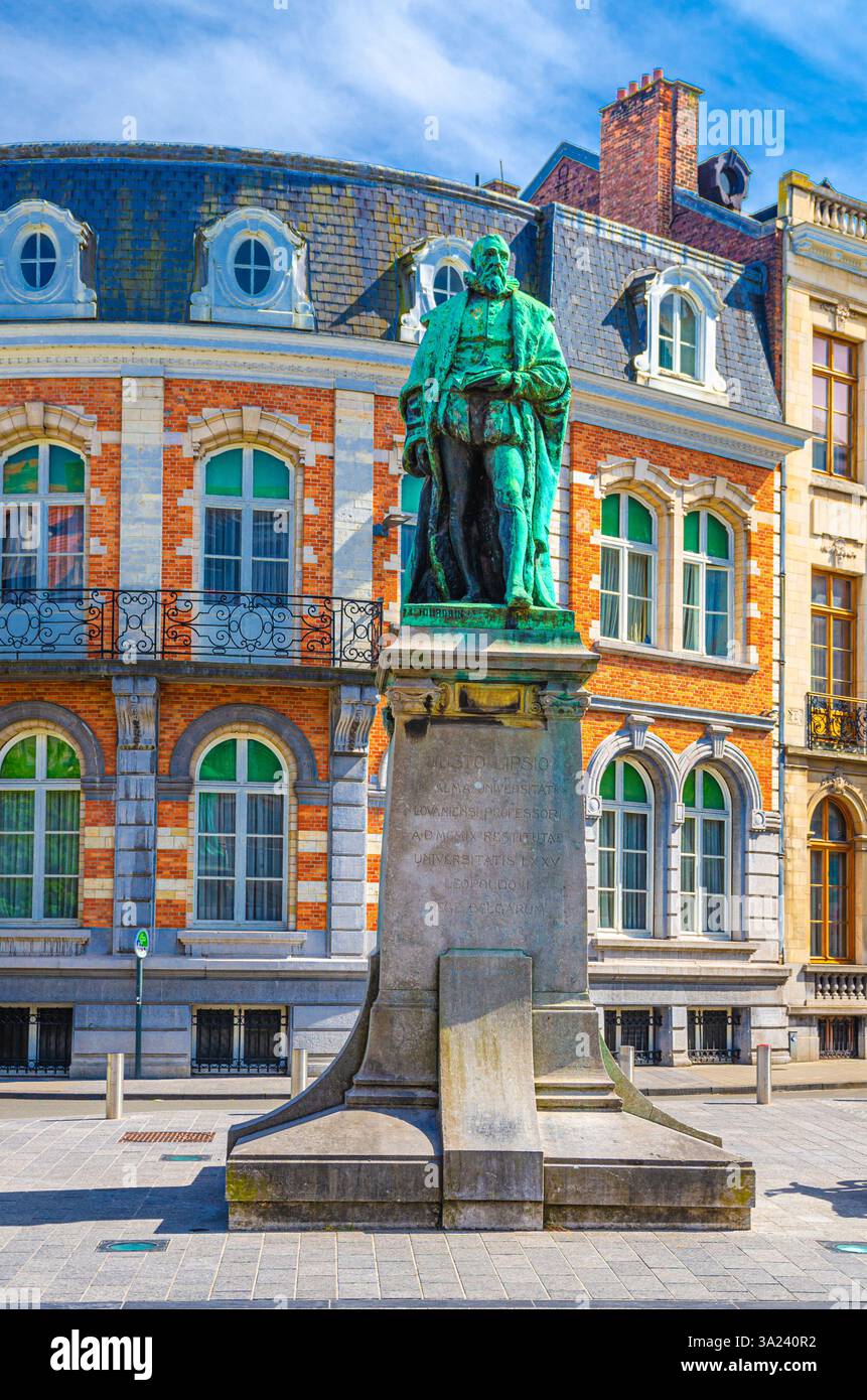 Leuven, Belgio, 7 luglio 2023: Statua di Justus Lipsius Justo Lipsio monumento nel centro storico della città di Leuven, regione fiamminga, Brabante fiammingo Proving Foto Stock