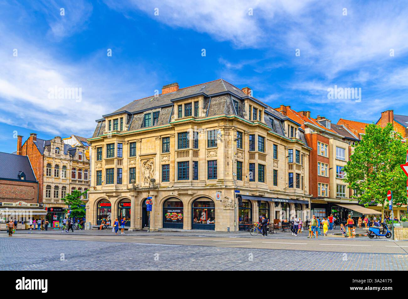 Lovanio, Belgio, 7 luglio 2023: Vecchio edificio in piazza Margarethaplein Margaretha nel centro storico della città di Lovanio, regione fiamminga, Brabante fiammingo pro Foto Stock
